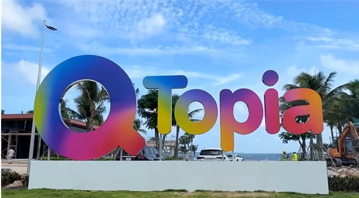 Biển hiệu Q Topia bên bờ biển (10/2026)